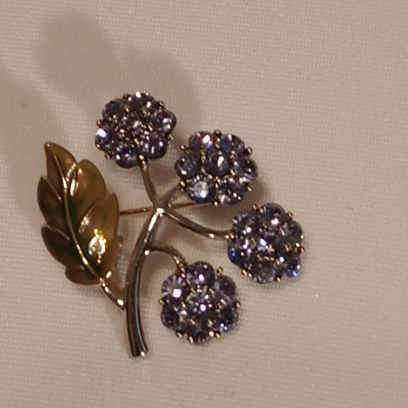 Monet Jewelry - Vintage Monet goldtone Pin brooch 1960's style with purple rhinestones enamel le
